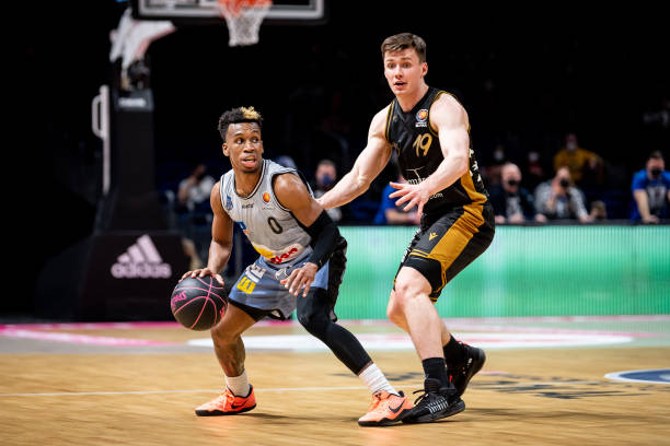 板凳球员在 板凳球员在